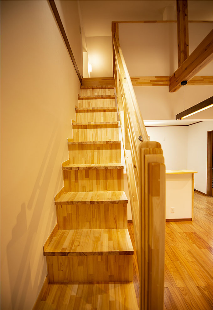 小屋裏・ロフトへあがる木製の階段。